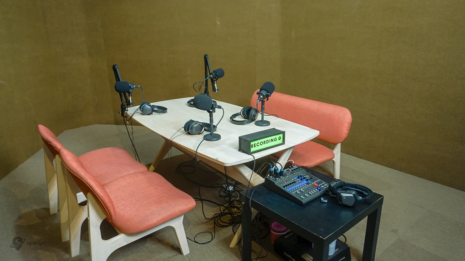 Setup studio video podcast Stingkibin untuk rekaman audio dan video