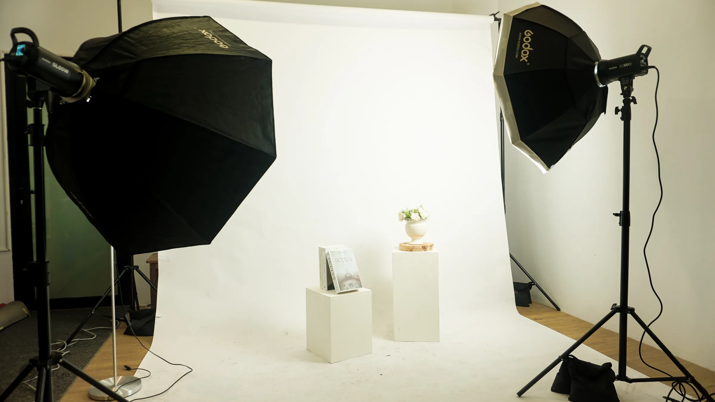 Studio foto Svaka dengan backdrop dan setup lighting untuk produksi visual